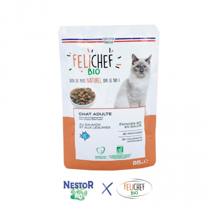 Sachet d'émincés bio pour chat saveur saumon, les logos des marques Nestor Bio et Félichef Bio sont en bas de l'image.